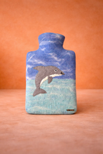 Lade das Bild in den Galerie-Viewer, „Delfin" | Wärmflaschenhülle