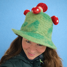 Lade das Bild in den Galerie-Viewer, Lustiger Filzhut mit Fliegenpilzen-grün