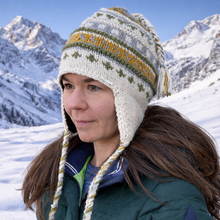 Lade das Bild in den Galerie-Viewer, "Gangapurna" | Ohrenklappen-Beanie: weiß-mint-gelb
