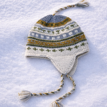 Lade das Bild in den Galerie-Viewer, "Gangapurna" | Ohrenklappen-Beanie: weiß-mint-gelb