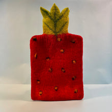 Lade das Bild in den Galerie-Viewer, "Strawberry" | Wärmflaschenhülle