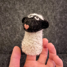 Lade das Bild in den Galerie-Viewer, Fingerpuppe I Schaf mit schwarzem Gesicht