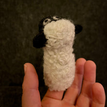 Lade das Bild in den Galerie-Viewer, Fingerpuppe I Schaf mit schwarzem Gesicht