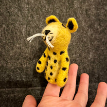 Lade das Bild in den Galerie-Viewer, Fingerpuppe I Leopard