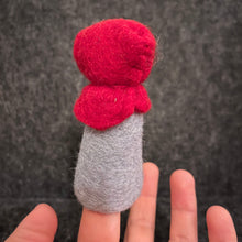 Lade das Bild in den Galerie-Viewer, Fingerpuppe I Rotkäppchen