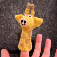Lade das Bild in den Galerie-Viewer, Fingerpuppe I Giraffe