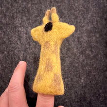 Lade das Bild in den Galerie-Viewer, Fingerpuppe I Giraffe