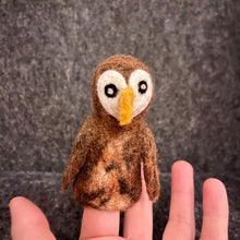 Lade das Bild in den Galerie-Viewer, Fingerpuppe I Eule