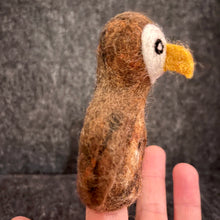 Lade das Bild in den Galerie-Viewer, Fingerpuppe I Eule
