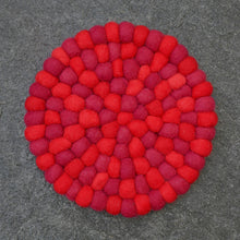 Lade das Bild in den Galerie-Viewer, Topfuntersetzer aus Filzkugeln (Ø 18 cm)