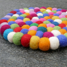 Lade das Bild in den Galerie-Viewer, Topfuntersetzer aus Filzkugeln (Ø 18 cm)