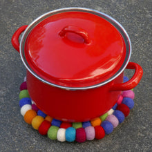 Lade das Bild in den Galerie-Viewer, Topfuntersetzer aus Filzkugeln (Ø 18 cm)