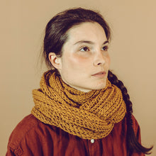 Lade das Bild in den Galerie-Viewer, "Makalu" | Merino Loop: senfgelb