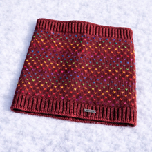 Lade das Bild in den Galerie-Viewer, Loop-Schal I Weinrot mit Regenbogen -Tick-Ticks
