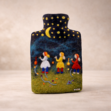 Lade das Bild in den Galerie-Viewer, "Laternenkinder" | Wärmflaschenhülle
