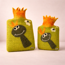 Lade das Bild in den Galerie-Viewer, "Froschkönig" | Wärmflaschenhülle
