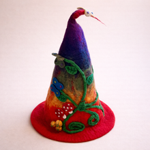 Lade das Bild in den Galerie-Viewer, Spitzer Filzhut-Regenbogen
