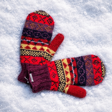 Lade das Bild in den Galerie-Viewer, "Swayambhu" I Fäustlinge: weinrot
