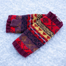 Lade das Bild in den Galerie-Viewer, "Swayambu“ | Pulswärmer: weinrot
