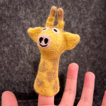 Lade das Bild in den Galerie-Viewer, Fingerpuppe I Giraffe
