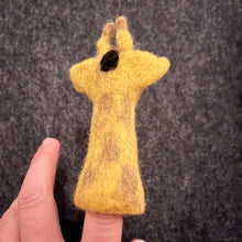 Lade das Bild in den Galerie-Viewer, Fingerpuppe I Giraffe
