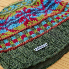 Lade das Bild in den Galerie-Viewer, &quot;Jomsom&quot; | Beanie: oliv-rot-blau
