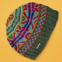 Lade das Bild in den Galerie-Viewer, &quot;Jomsom&quot; | Beanie: oliv-rot-blau
