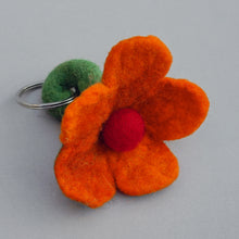 Lade das Bild in den Galerie-Viewer, Schlüsselanhänger: Blume - verschiedene Farben
