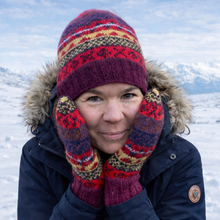 Lade das Bild in den Galerie-Viewer, "Swayambhu" I Fäustlinge: weinrot
