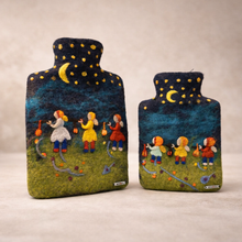 Lade das Bild in den Galerie-Viewer, "Laternenkinder" | Wärmflaschenhülle
